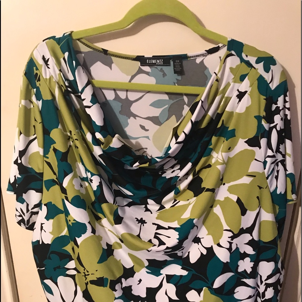 Short sleeve, polyester draped short sleeve top.